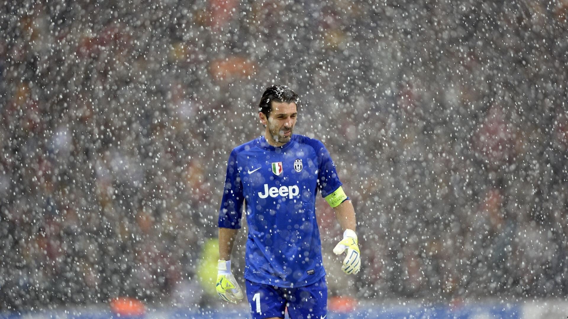 视频梅西与布斯克茨正式亮相迈阿密国际 数千球迷狂欢见证足坛历史性时刻